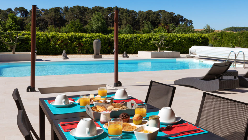 Hôtel Bastide Saint-Martin (Carcassonne) - Petit déjeuner en terrasse au bord de la piscine