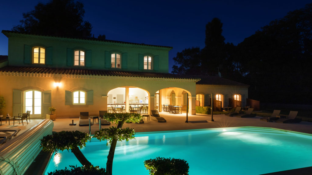 Hôtel Bastide Saint-Martin (Carcassonne) - Terrasse et piscine de nuit